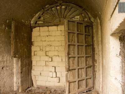Scorgiamo anche il retro dell�entrata murata, con ci� che rimane del portone in legno settecentesco